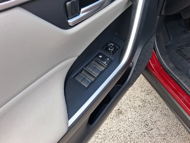 Used 2025 Toyota RAV4 XLE AWD/4WD image 14