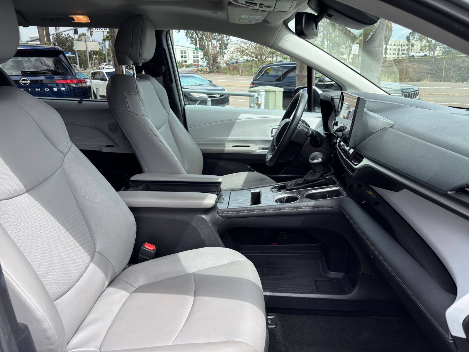 Used 2025 Toyota Sienna XLE FWD image 38