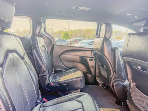 Used 2021 Chrysler Pacifica Touring-L w/ Premium & Safety Sphere Group image 17