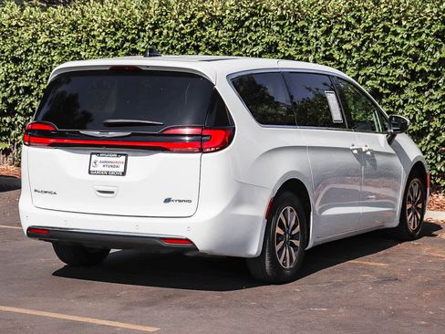 Used 2023 Chrysler Pacifica Touring-L FWD image 6
