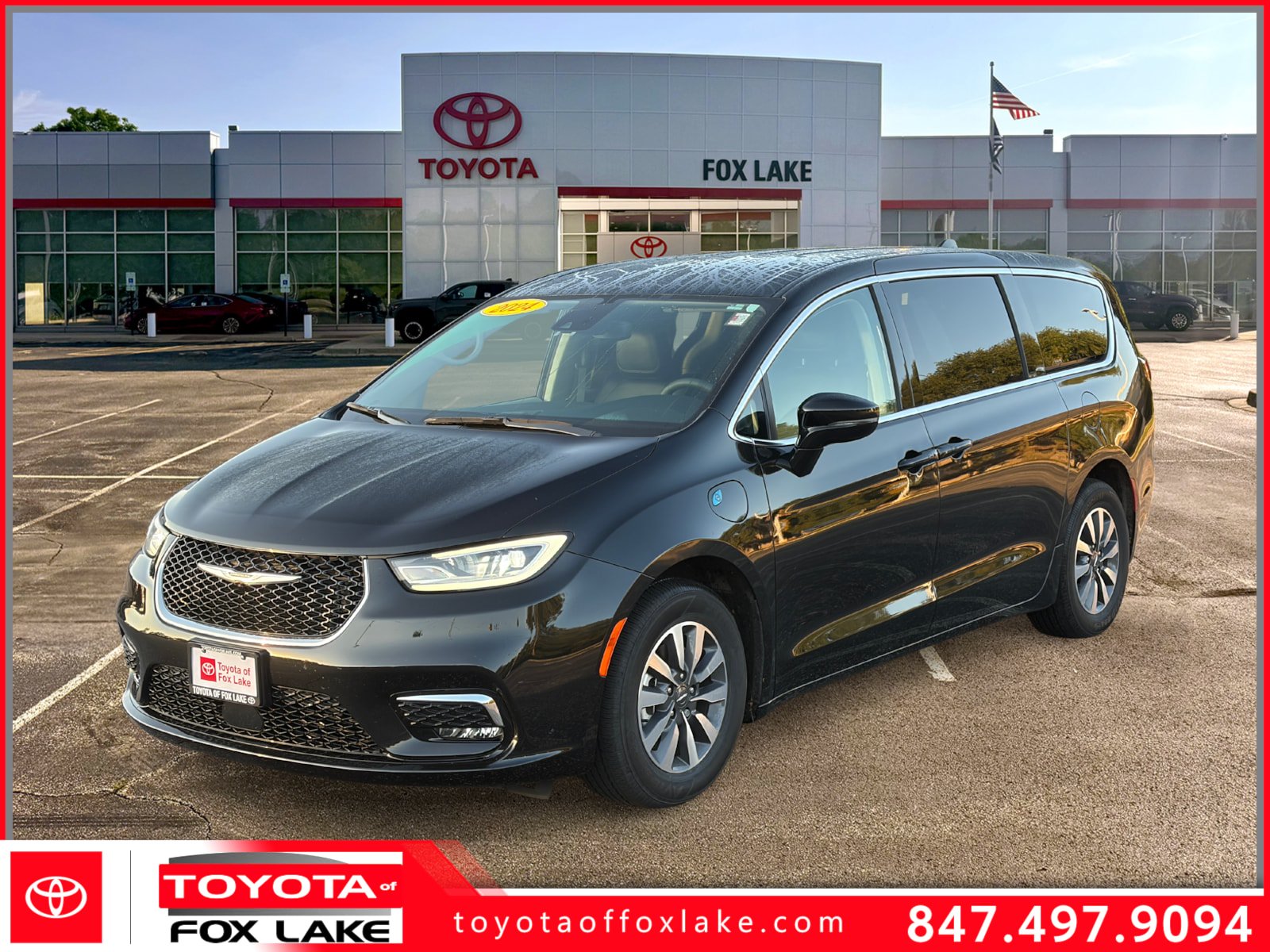 Used 2024 Chrysler Pacifica Limited w/ Uconnect Theater Family Group FWD image 1