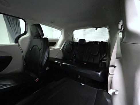 Used 2024 Chrysler Pacifica Touring-L image 19
