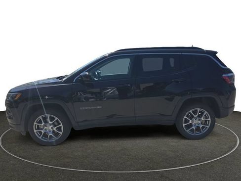 Used 2022 Jeep Compass Latitude AWD/4WD image 2