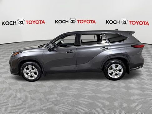 Used 2022 Toyota Highlander LE AWD/4WD image 4