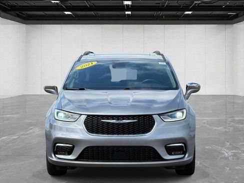 Used 2021 Chrysler Pacifica Limited AWD/4WD image 2