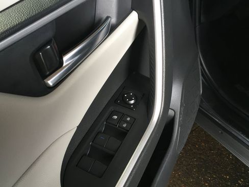 Used 2020 Toyota RAV4 XLE w/ Convenience Package AWD/4WD image 21