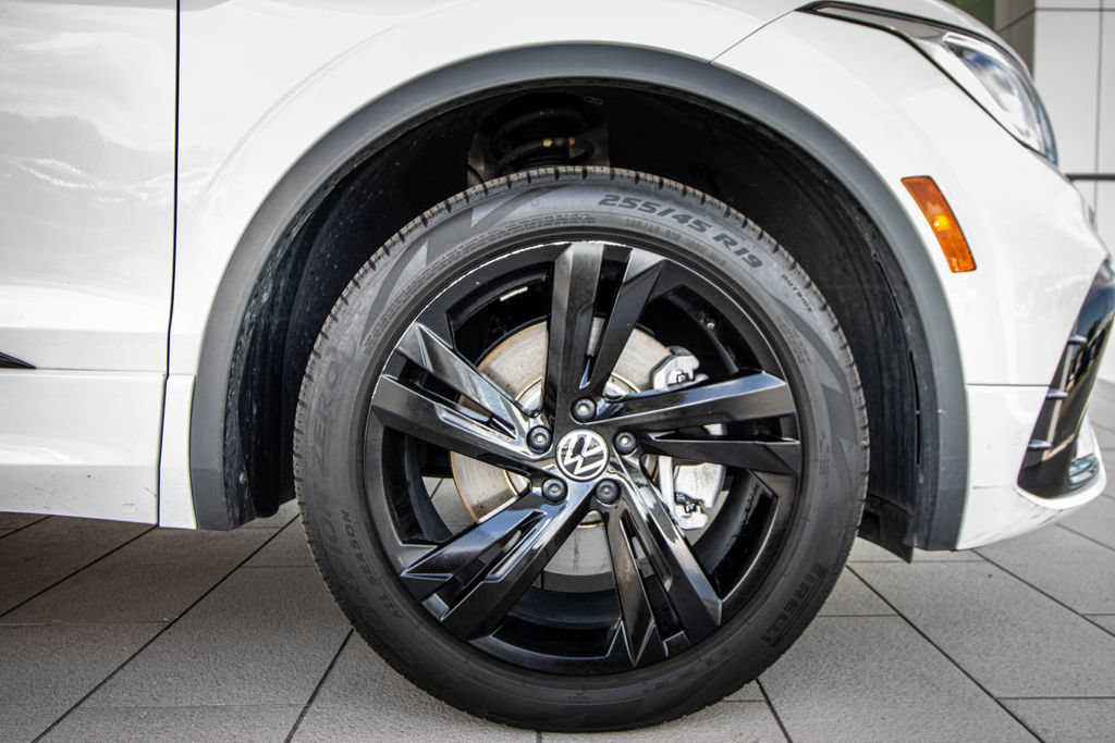 Certified 2024 Volkswagen Tiguan SE R-Line FWD image 5