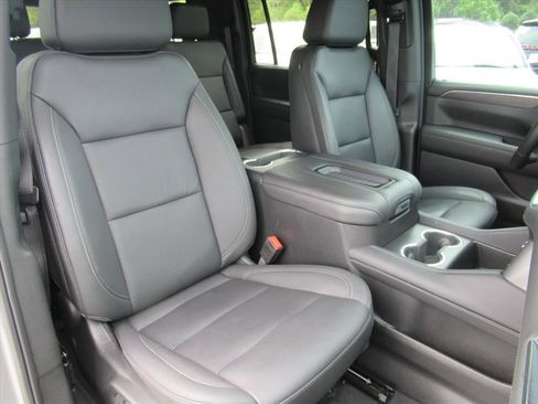 Used 2024 Chevrolet Suburban Z71 w/ Luxury Package AWD/4WD image 9