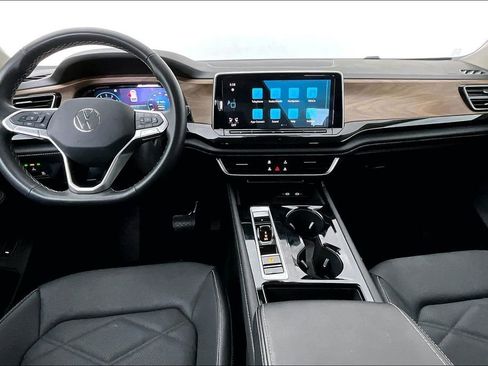 Used 2025 Volkswagen Atlas SE image 18