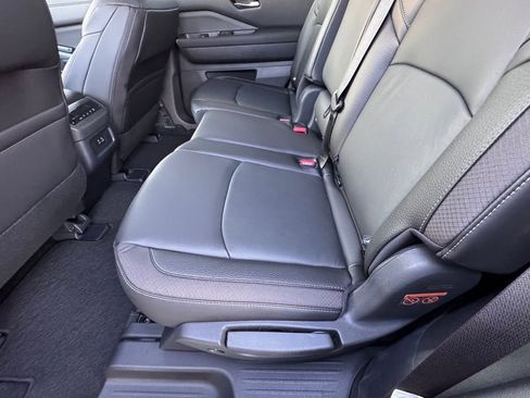 New 2025 Nissan Pathfinder SL image 12