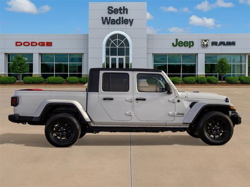 Used 2023 Jeep Gladiator Overland image 7