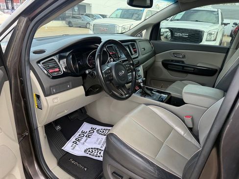 Used 2017 Kia Sedona EX image 3