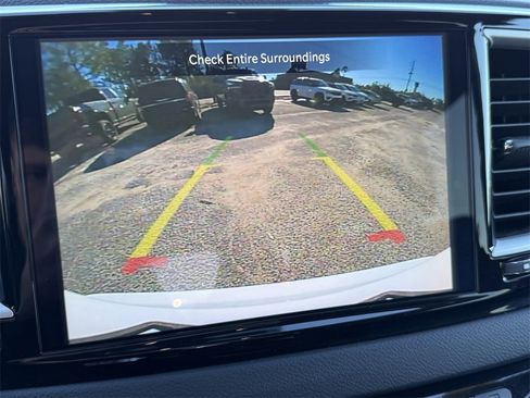 Used 2025 Chrysler Pacifica Select image 28