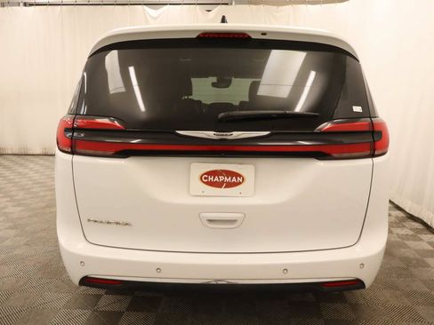 Used 2024 Chrysler Pacifica Touring-L FWD image 5