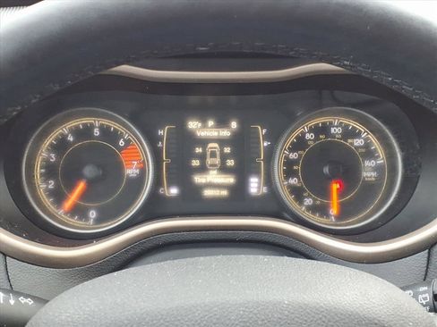 Used 2017 Jeep Cherokee Latitude w/ Cold Weather Group image 29