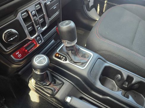 Used 2021 Jeep Wrangler Unlimited Rubicon w/ Cold Weather Group AWD/4WD image 32