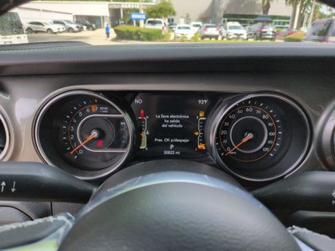 Used 2023 Jeep Gladiator Overland AWD/4WD image 11