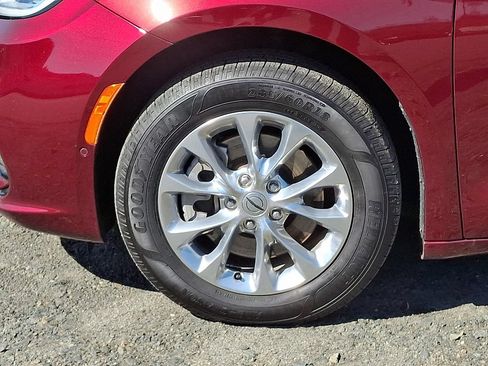 Used 2022 Chrysler Pacifica Touring-L w/ Uconnect Theater Family Group AWD/4WD image 8