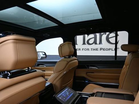 Used 2023 Jeep Grand Wagoneer Series III AWD/4WD image 25