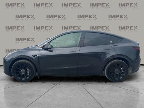 Used 2024 Tesla Model Y Long Range AWD/4WD image 2
