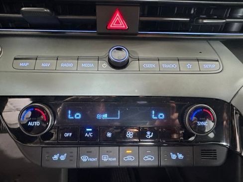 Certified 2025 Hyundai Elantra Limited FWD image 17