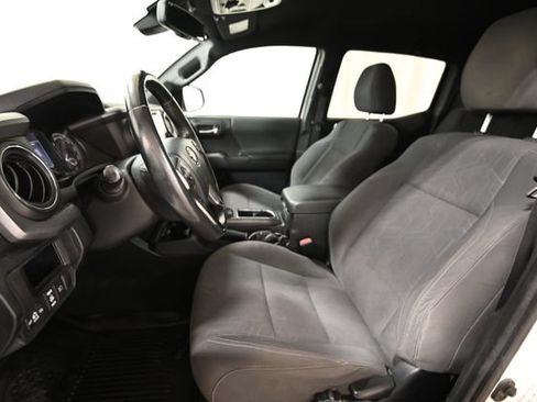 Used 2019 Toyota Tacoma TRD Off-Road AWD/4WD image 8