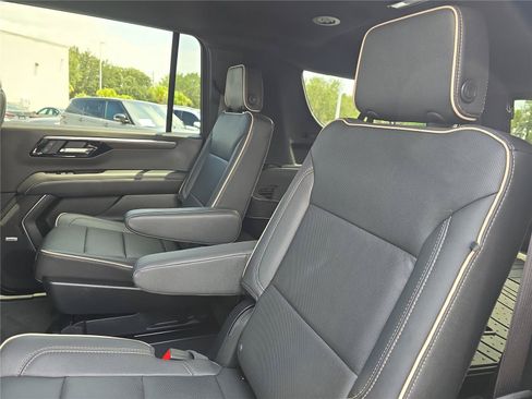 Used 2025 Chevrolet Suburban Premier AWD/4WD image 12