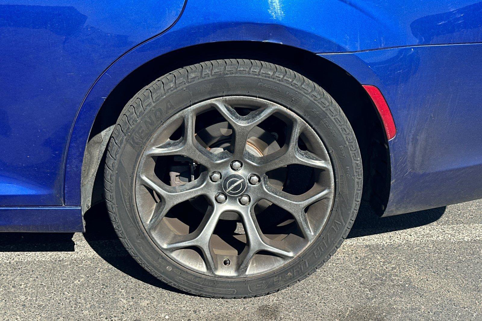 Used 2018 Chrysler 300 S w/ 300S Premium Group RWD image 3