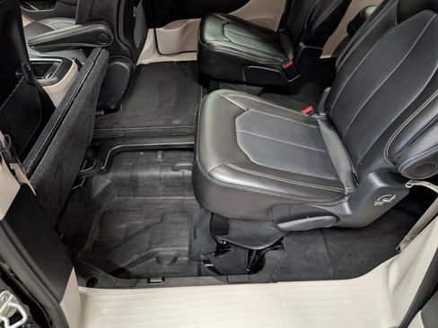 Used 2024 Chrysler Pacifica Touring-L image 49