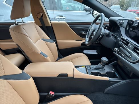 Used 2024 Lexus ES 300h w/ Premium Package image 10