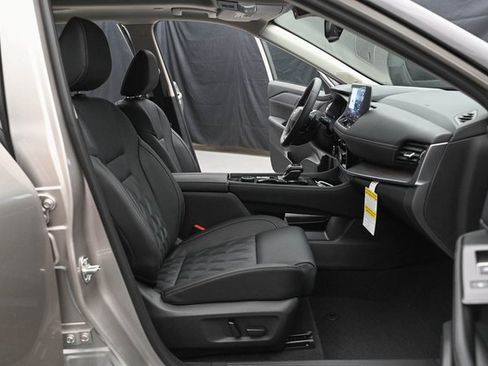 Used 2025 Nissan Rogue Platinum w/ Tech Package image 15