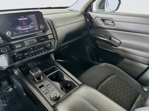 Used 2024 Nissan Pathfinder S image 21