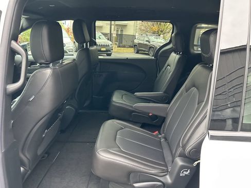 New 2026 Chrysler Pacifica Select AWD/4WD image 31