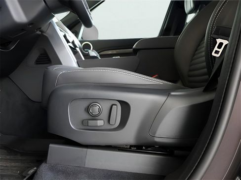 Used 2025 Land Rover Discovery Metropolitan Edition image 80