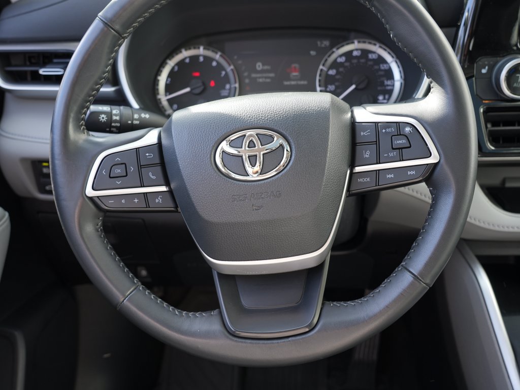 Used 2023 Toyota Highlander XLE AWD/4WD image 25