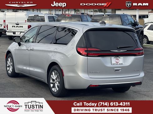 New 2026 Chrysler Pacifica Limited w/ Uconnect Theater Family Group FWD image 4