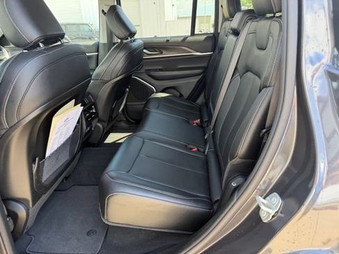 Used 2023 Jeep Grand Cherokee Limited w/ Luxury Tech Group II AWD/4WD image 12