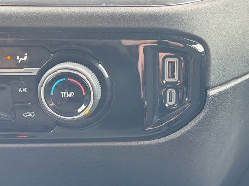 Used 2024 Chevrolet Silverado 2500 LT w/ Z71 Off-Road Package image 46