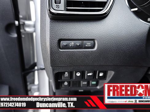 Used 2020 Nissan Rogue SV w/ Premium Package FWD image 24