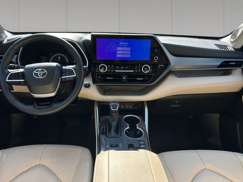 Used 2025 Toyota Highlander Limited AWD/4WD image 12