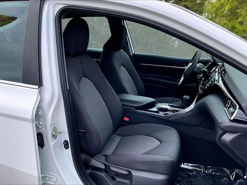 Used 2020 Toyota Camry LE image 32