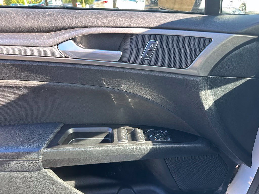 Used 2017 Ford Fusion SE w/ Fusion SE Technology Package FWD image 12
