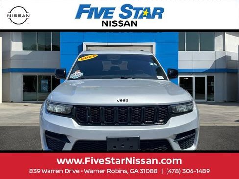 Used 2022 Jeep Grand Cherokee Altitude AWD/4WD image 2