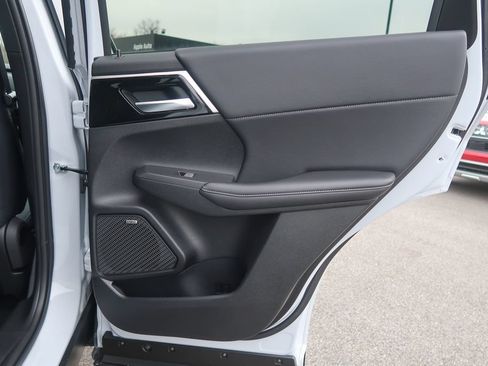 New 2026 Mitsubishi Outlander AWD image 18