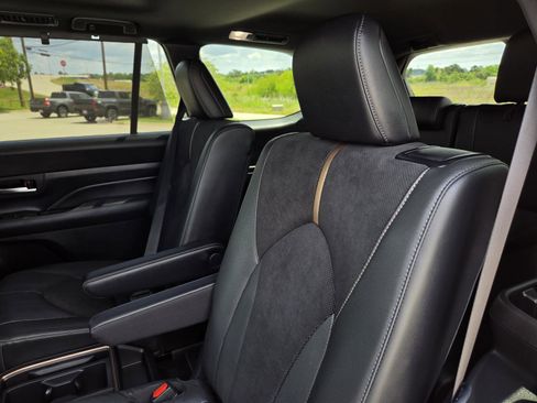 Used 2025 Toyota Grand Highlander AWD Hybrid image 31