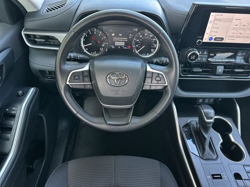 Used 2025 Toyota Highlander LE FWD image 13
