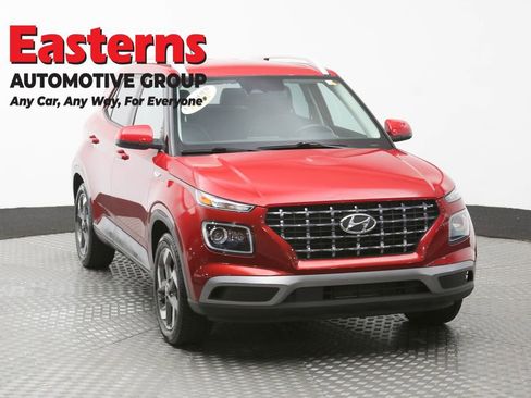 Used 2023 Hyundai Venue Limited FWD image 3