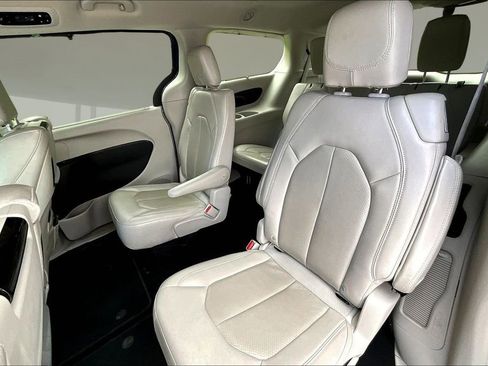 Used 2021 Chrysler Pacifica Touring-L w/ Uconnect Theater Family Group AWD/4WD image 18