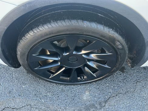 Used 2022 Tesla Model Y Long Range image 10