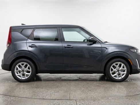 Used 2025 Kia Soul LX w/ LX Technology Package FWD image 11